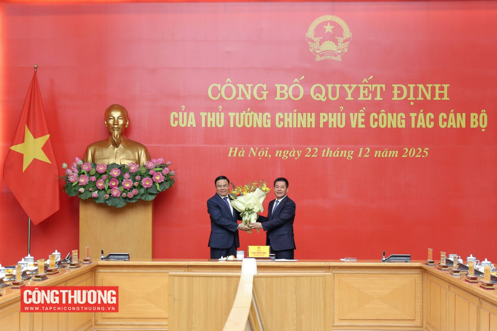 Phó Bí thư Đảng ủy Quốc hội Nguyễn Hồng Diên tặng hoa chúc mừng Quyền Bộ trưởng Bộ Công Thương Lê Mạnh Hùng