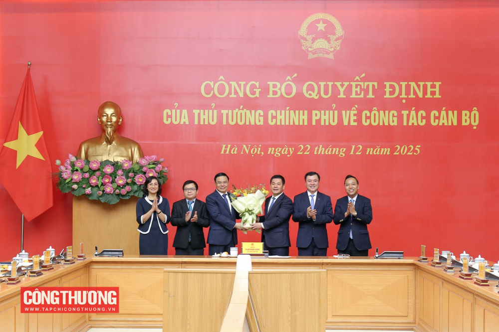 Các đại biểu tặng hoa chúc mừng đồng chí Lê Mạnh Hùng