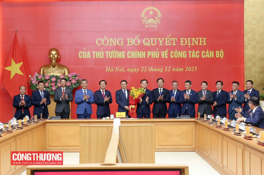 Các đại biểu tặng hoa chúc mừng đồng chí Lê Mạnh Hùng