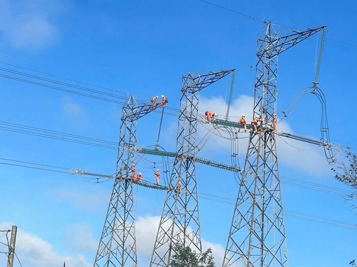 Đội Truyền tải điện Đắk Lắk thi công thay cách điện thủy tinh bằng cách điện Composite trên đường dây 500kV Ea Nam - Di Linh
