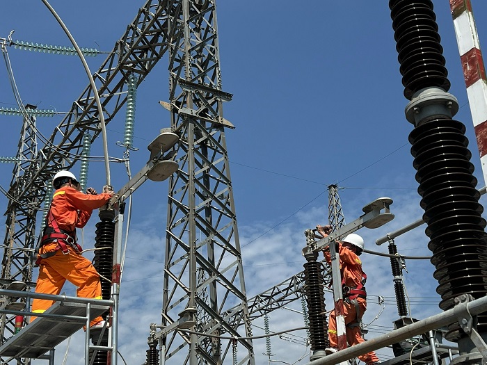 Đội Truyền tải điện Gia Lai vệ sinh bảo dưỡng các thiết bị tại Trạm biến áp 220kV Phù Mỹ.