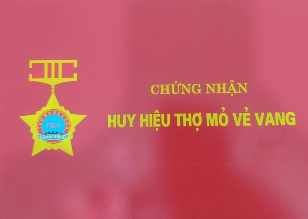 Than Thống Nhất tặng thưởng huy hiệu Thợ mỏ vẻ vang năm 2024