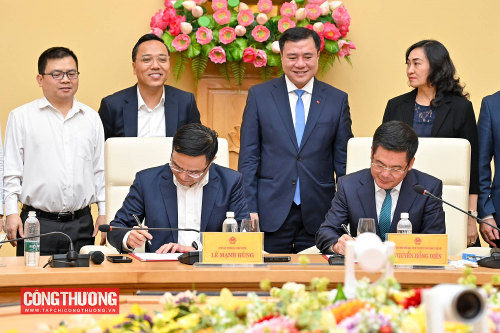 Đồng chí Nguyễn Hồng Diên và đồng chí Lê Mạnh Hùng ký biên bản bàn giao công việc