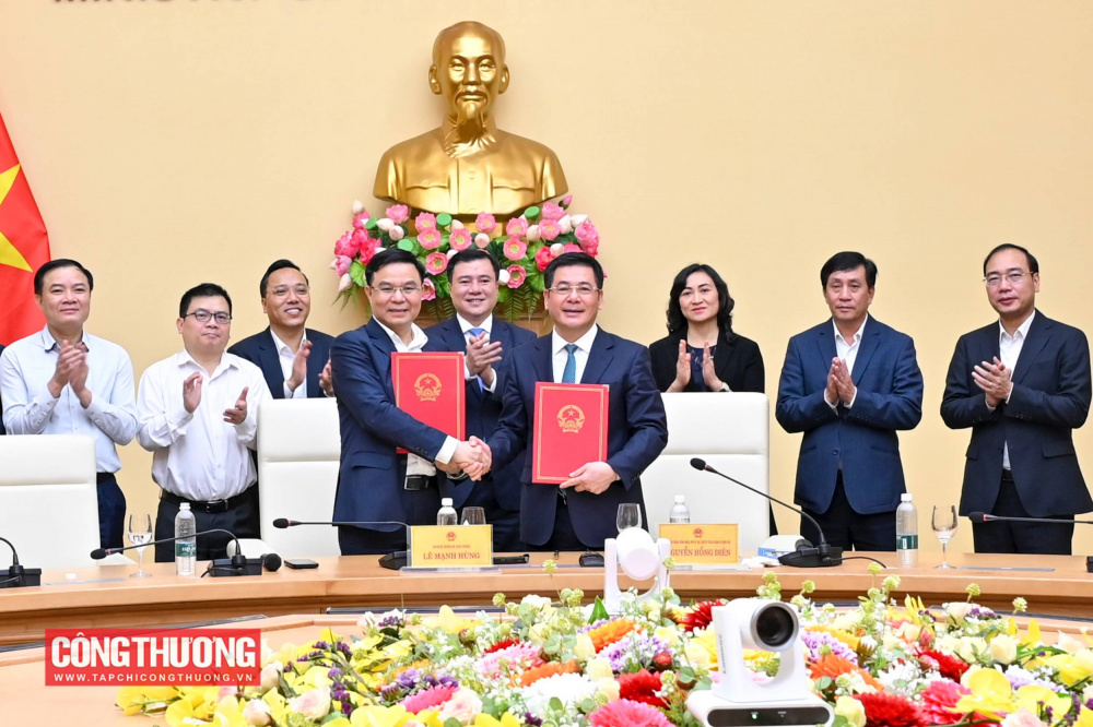 Đồng chí Nguyễn Hồng Diên và đồng chí Lê Mạnh Hùng ký biên bản bàn giao công việc