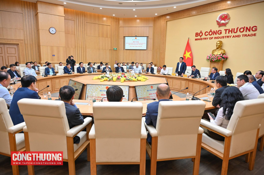 Quyền Bộ trưởng Lê Mạnh Hùng cam kết sẽ cùng tập thể Bộ Công Thương kế thừa truyền thống quý báu, phát huy kết quả đạt được, tiếp tục xây dựng và phát triển ngành Công Thương như các thế hệ lãnh đạo tiền nhiệm kỳ vọng và đáp ứng mục tiêu, yêu cầu của Đảng, Nhà nước.