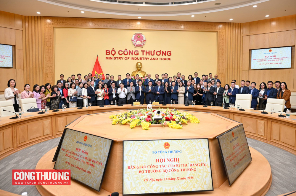 Quyền Bộ trưởng Lê Mạnh Hùng cam kết sẽ cùng tập thể Bộ Công Thương kế thừa truyền thống quý báu, phát huy kết quả đạt được, tiếp tục xây dựng và phát triển ngành Công Thương như các thế hệ lãnh đạo tiền nhiệm kỳ vọng và đáp ứng mục tiêu, yêu cầu của Đảng, Nhà nước.