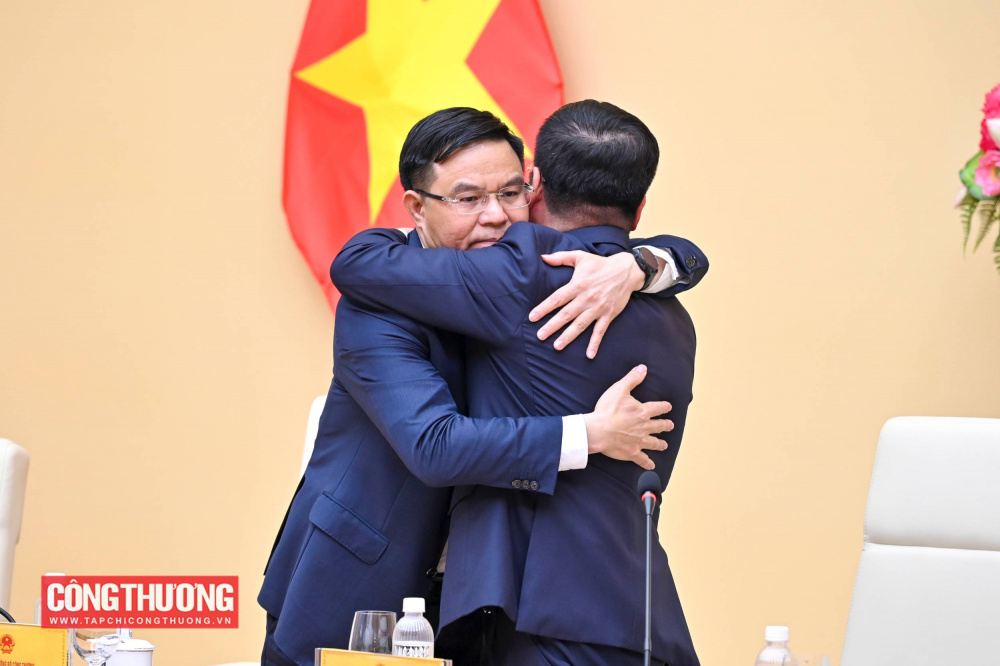 Quyền Bộ trưởng Lê Mạnh Hùng cam kết sẽ cùng tập thể Bộ Công Thương kế thừa truyền thống quý báu, phát huy kết quả đạt được, tiếp tục xây dựng và phát triển ngành Công Thương như các thế hệ lãnh đạo tiền nhiệm kỳ vọng và đáp ứng mục tiêu, yêu cầu của Đảng, Nhà nước.