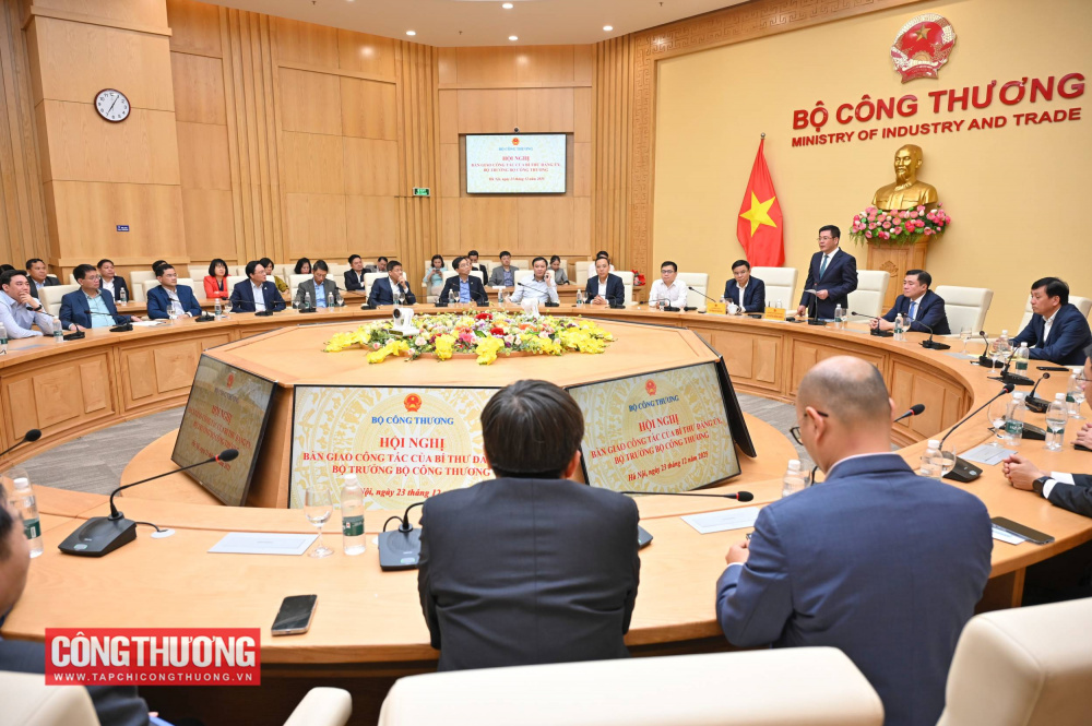 Quyền Bộ trưởng Lê Mạnh Hùng cam kết sẽ cùng tập thể Bộ Công Thương kế thừa truyền thống quý báu, phát huy kết quả đạt được, tiếp tục xây dựng và phát triển ngành Công Thương như các thế hệ lãnh đạo tiền nhiệm kỳ vọng và đáp ứng mục tiêu, yêu cầu của Đảng, Nhà nước.