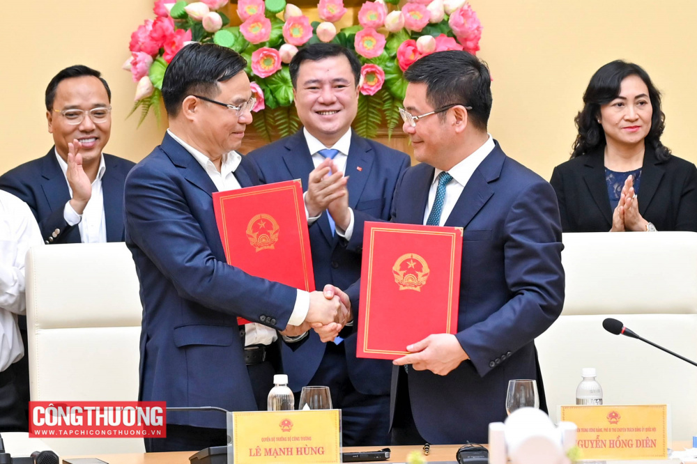 Quyền Bộ trưởng Lê Mạnh Hùng cam kết sẽ cùng tập thể Bộ Công Thương kế thừa truyền thống quý báu, phát huy kết quả đạt được, tiếp tục xây dựng và phát triển ngành Công Thương như các thế hệ lãnh đạo tiền nhiệm kỳ vọng và đáp ứng mục tiêu, yêu cầu của Đảng, Nhà nước.