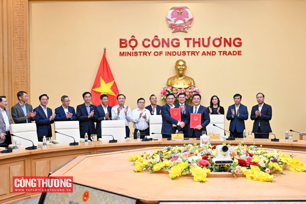 Quyền Bộ trưởng Lê Mạnh Hùng cam kết sẽ cùng tập thể Bộ Công Thương kế thừa truyền thống quý báu, phát huy kết quả đạt được, tiếp tục xây dựng và phát triển ngành Công Thương như các thế hệ lãnh đạo tiền nhiệm kỳ vọng và đáp ứng mục tiêu, yêu cầu của Đảng, Nhà nước.