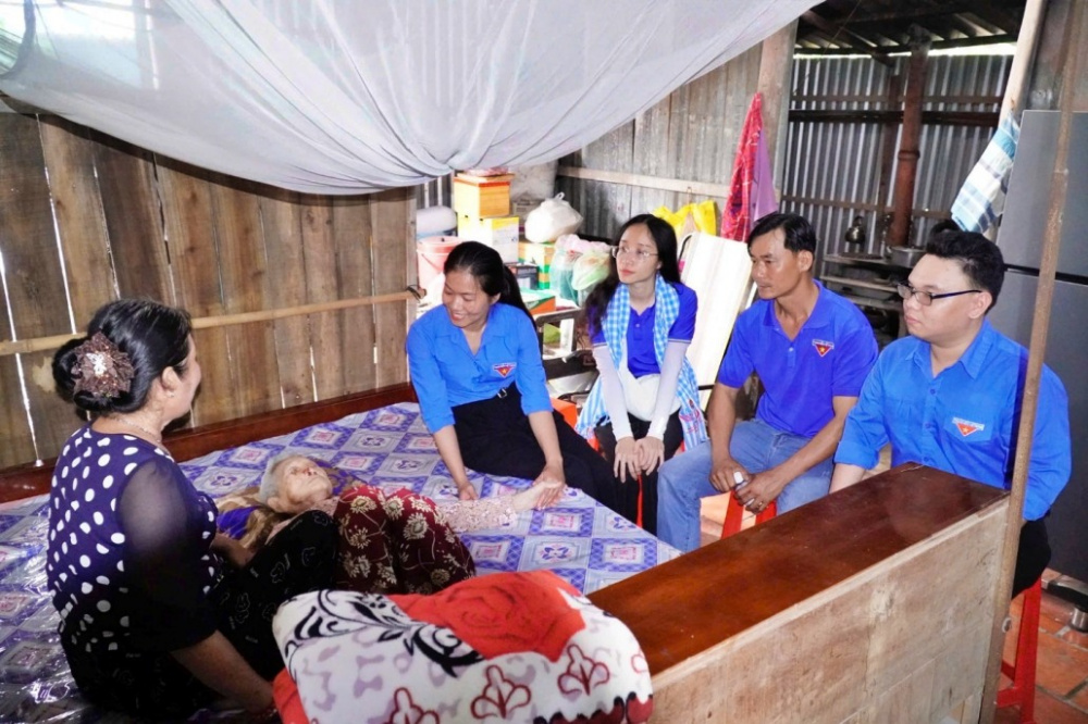 thăm hỏi bà mẹ Việt Nam anh hùng