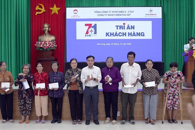 Ông Nguyễn Quốc Hoàng - Phó Chủ tịch Công đoàn Công ty Nhiệt điện Phú Mỹ trao quà cho các hộ dân phường Tam Long