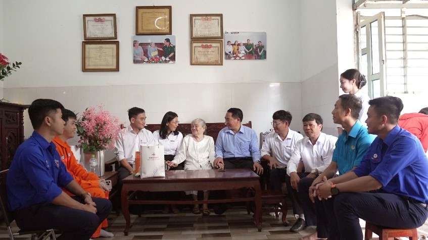 Đoàn đến thăm hỏi và trao quà cho Mẹ Việt Nam anh hùng Trần Thị Lưỡng