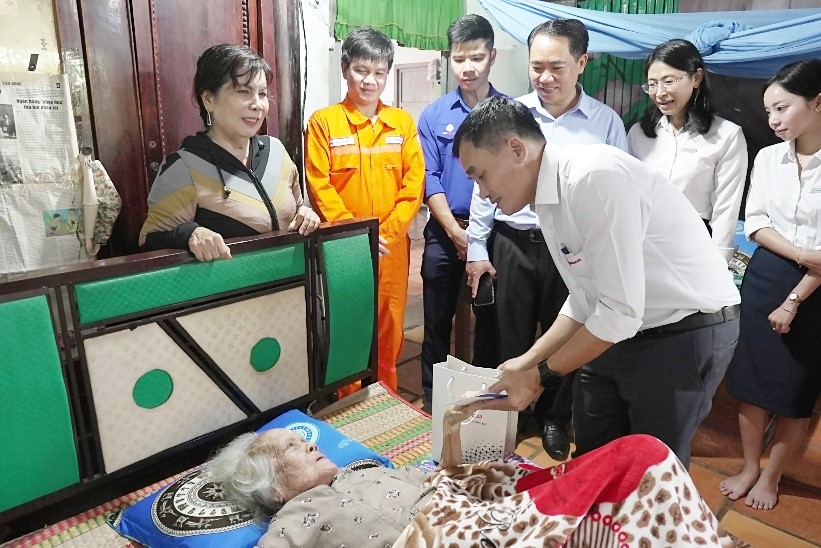 Đoàn đến thăm hỏi và trao quà đến Mẹ Việt Nam anh hùng Trần Thị Đường