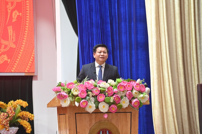 PGS.TS Đinh Văn Châu trình bày báo cáo đề dẫn Hội thảo.