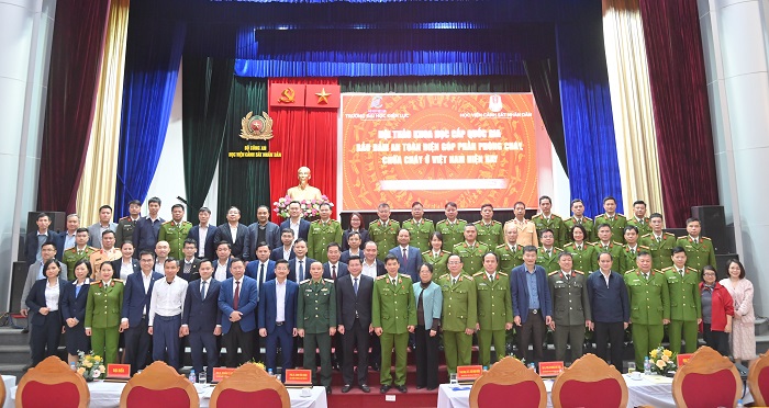 Các đại biểu cùng chụp ảnh lưu niệm.