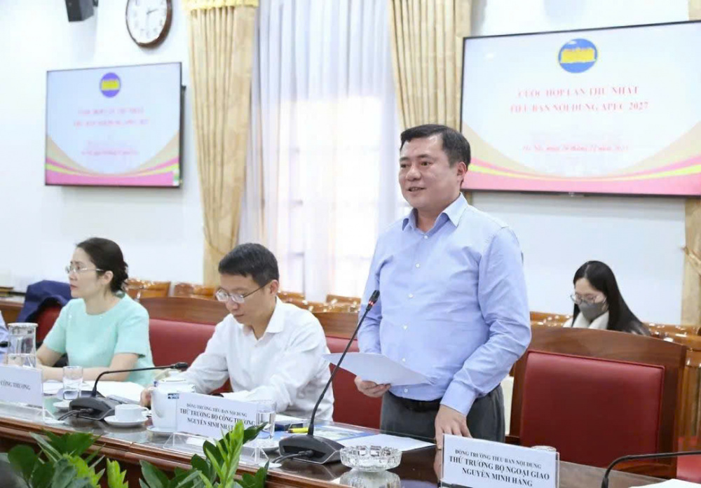 thứ trưởng Tân