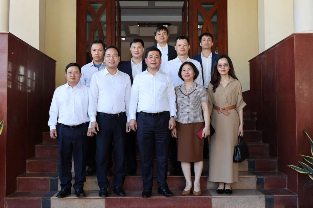 Bộ trưởng Nguyễn Hồng Diên