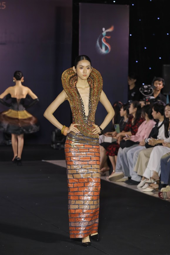 bộ sưu tập tốt nghiệp khai thác di sản lò gạch Mang Thít của thủ khoa Ong Gia Khánh