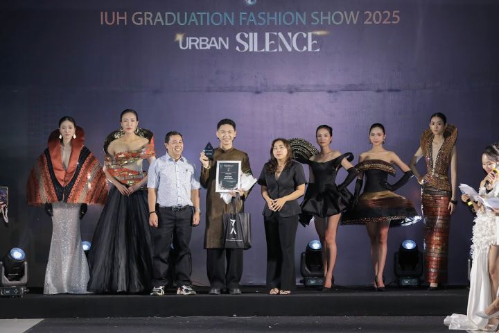 Thủ khoa Ong Gia Khánh được vinh danh trong đêm công diễn IUH Graduation Fashion show 2025.