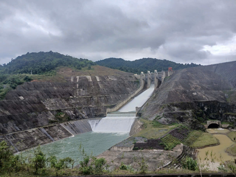 Đập dâng Thủy điện Sông Bung 2 (xã La Ê, thành phố Đà Nẵng) – Công ty Thủy điện Sông Bung thực hiện lệnh điều tiết qua tràn