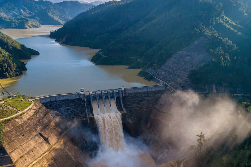Đập dâng Nhà máy Thủy điện Sông Bung 4 (xã Bến Giằng, thành phố Đà Nẵng) trong thời điểm Công ty Thủy điện Sông Bung thực hiện lệnh điều tiết qua tràn.
