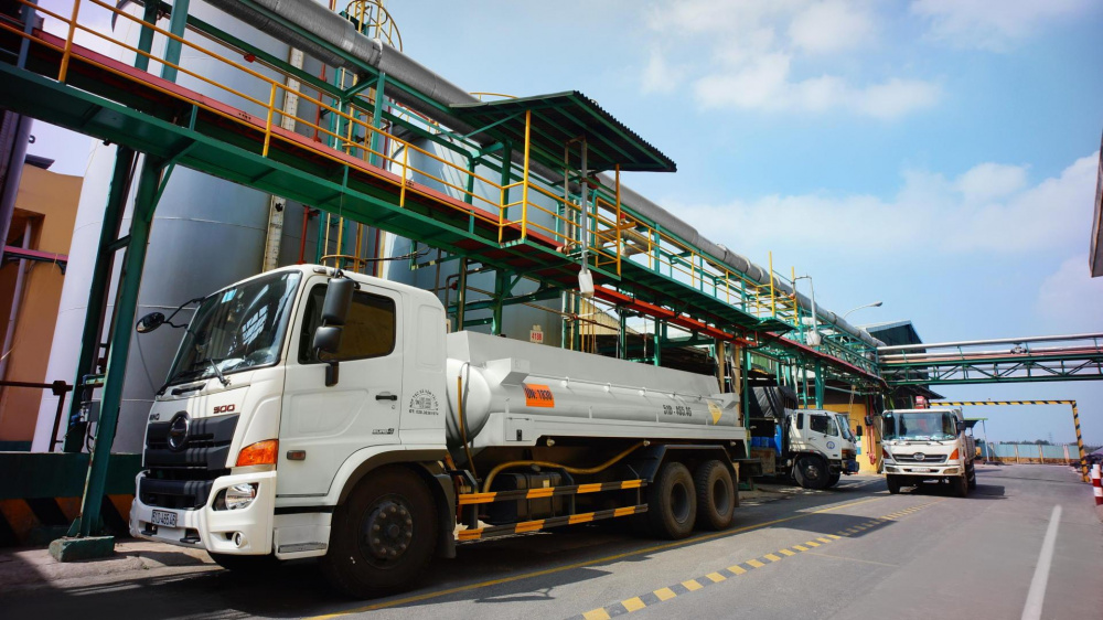 Quy định về quản lý hóa chất tại Luật Hóa chất năm 2007 và các văn bản dưới Luật chủ yếu tập trung vào hoạt động sản xuất, kinh doanh, nhập khẩu hóa chất. Doanh nghiệp khi kinh doanh một loại hóa chất có thể phải thực hiện khai báo khi nhập khẩu, phải có giấy phép hoặc giấy chứng nhận để được thực hiện kinh doanh, phải lập phiếu kiểm soát mua, bán hóa chất độc với từng lần mua hoặc bán. Trong khi đó, các quy định đối với hoạt động sử dụng hóa chất chưa đảm bảo được hiệu lực quản lý và chưa được quan tâm, dẫn đến những lỗ hổng quản lý trong chu trình vòng đời của hóa chất.