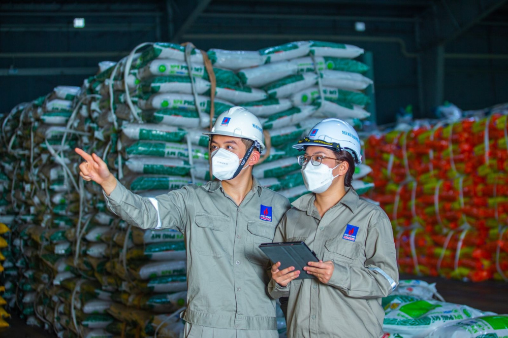 Theo dự thảo Nghị định, tổ chức sản xuất hóa chất có điều kiện phải đáp ứng các yêu cầu về cơ sở vật chất, công nghệ sản xuất, tồn trữ hóa chất, quy trình thao tác an toàn và năng lực chuyên môn của người chịu trách nhiệm an toàn hóa chất