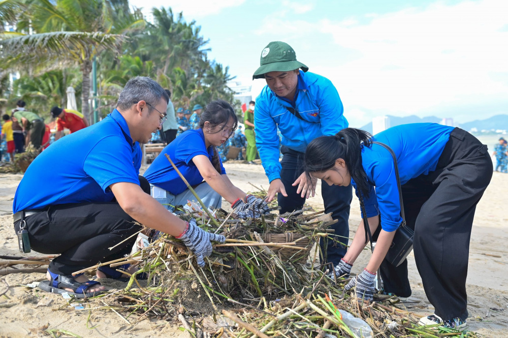 Thanh niên, cán bộ Đoàn tiên phong xử lý chất thải nông nghiệp - Chung tay bảo vệ môi trường xanh