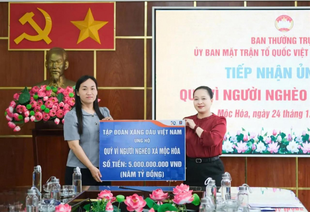 Description: Petrolimex trao 5 tỷ đồng ủng hộ quỹ "Vì người nghèo" xã Mộc Hóa, tỉnh Tây Ninh