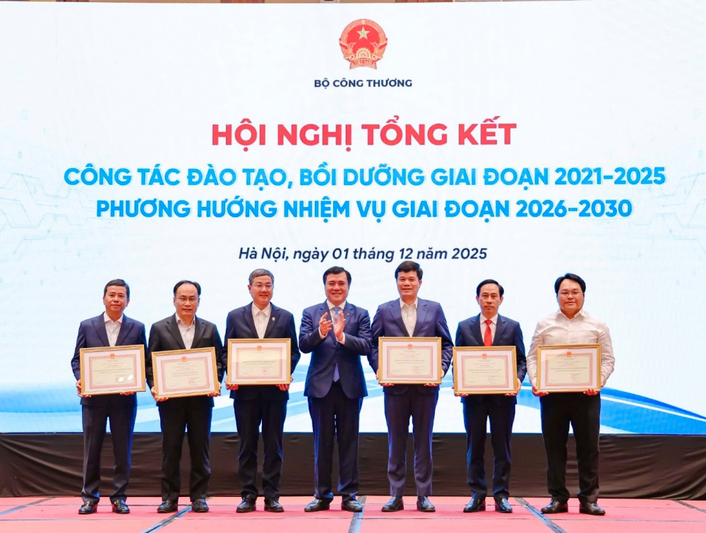 Trường Cao đẳng Công nghiệp Hưng Yên vinh dự nhận Bằng khen tại Hội nghị