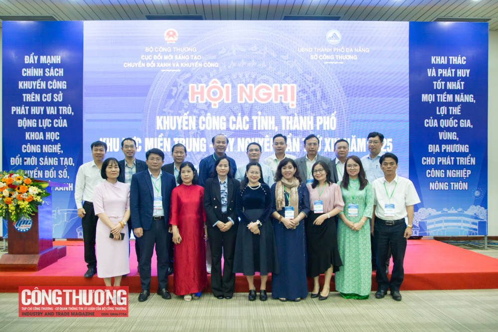 Các đại biểu chụp ảnh lưu niệm tại Hội nghị