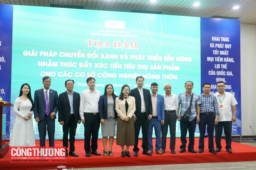 Các đại biểu chụp ảnh lưu niệm tại Tọa đàm