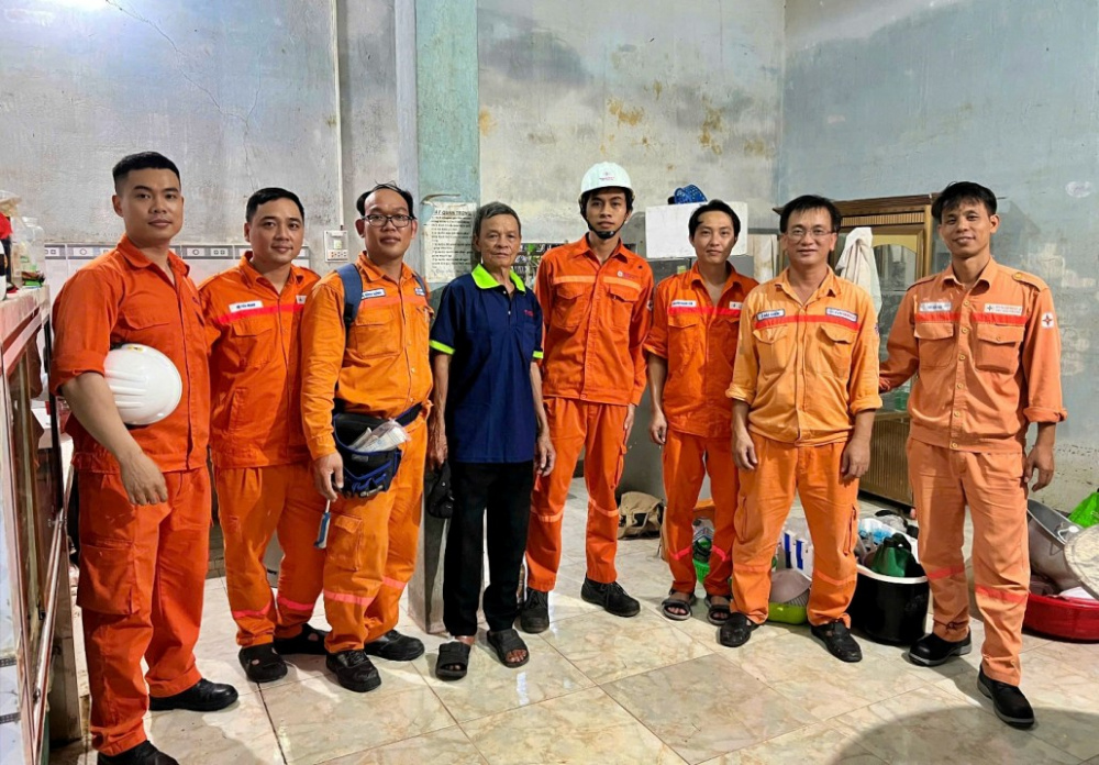 Đội xung kích hỗ trợ sửa chữa điện của Đoàn thanh niên EVNGENCO2