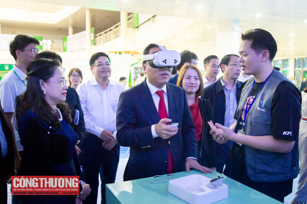 Thứ trưởng Nguyễn HOàng Long