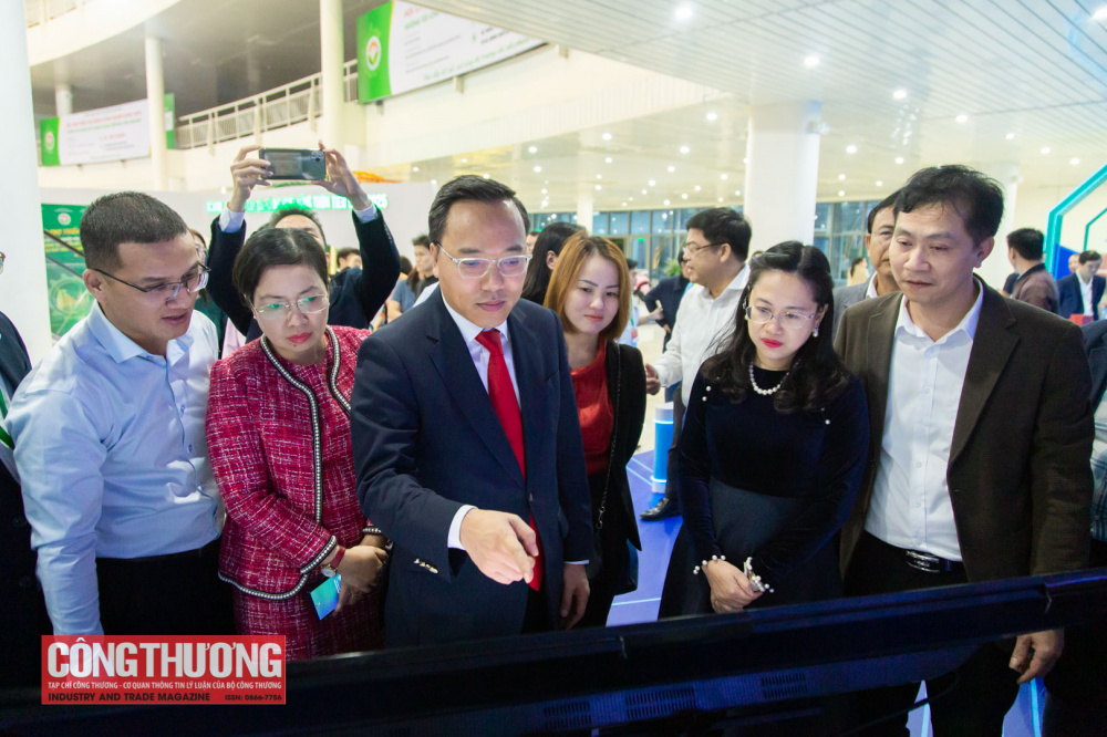 Thứ trưởng Nguyễn HOàng Long