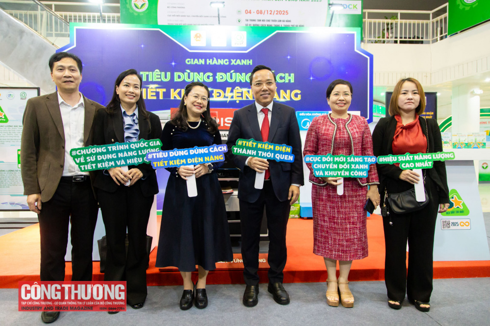 Thứ trưởng Nguyễn Hoàng Long tham quan tại gian hàng chuyển đổi số, công nghệ thực tế ảo tại Hội chợ