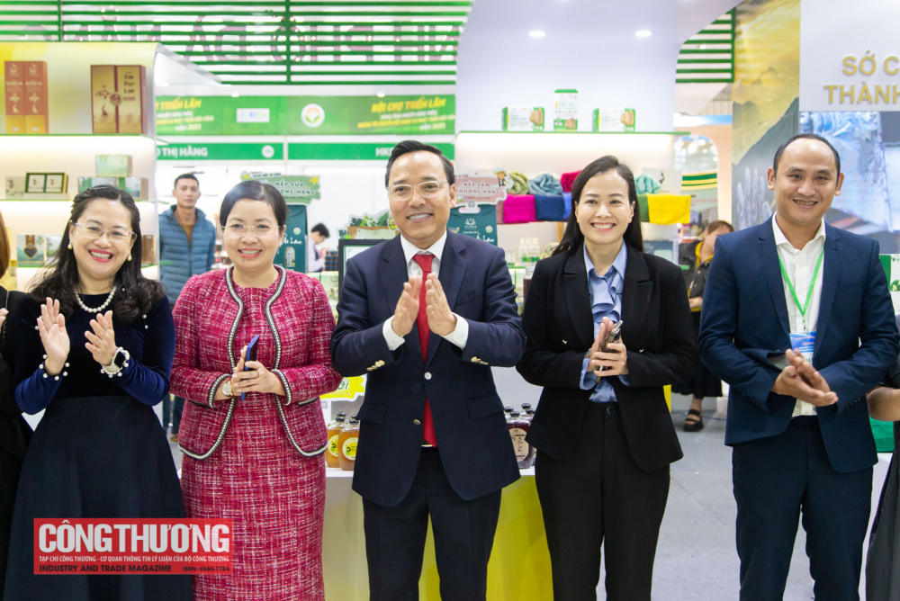 Thứ trưởng Nguyễn Hoàng Long tham quan tại gian hàng chuyển đổi số, công nghệ thực tế ảo tại Hội chợ