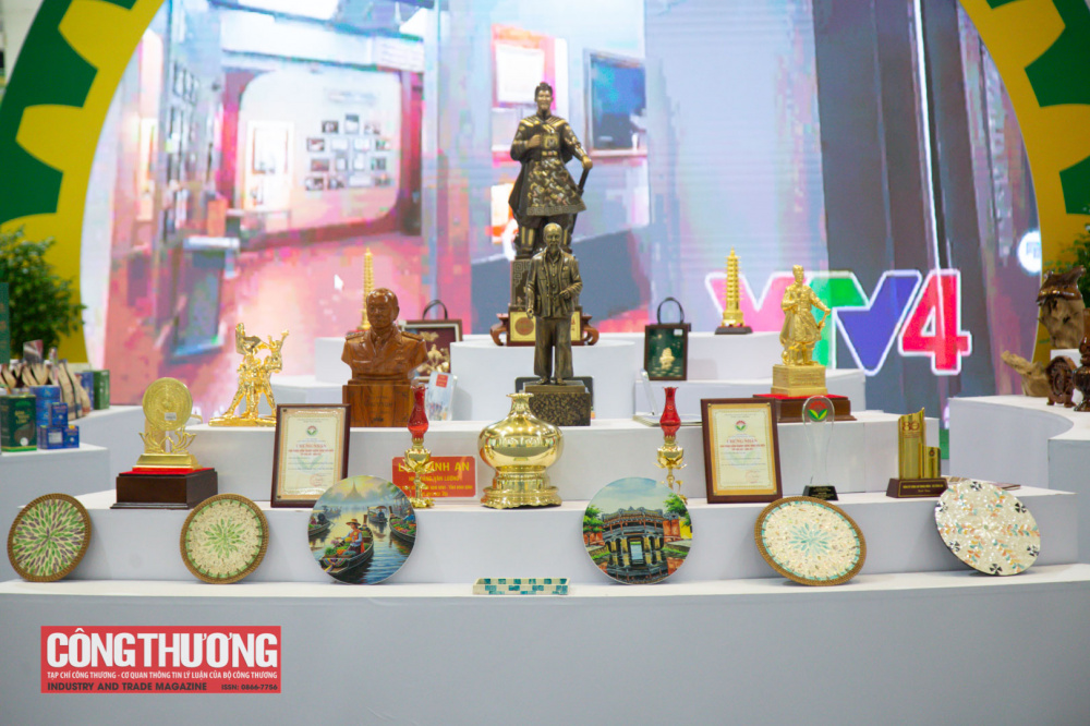 Thứ trưởng Nguyễn Hoàng Long tham quan các gian hàng sản phẩm xanh, thân thiện với môi trường