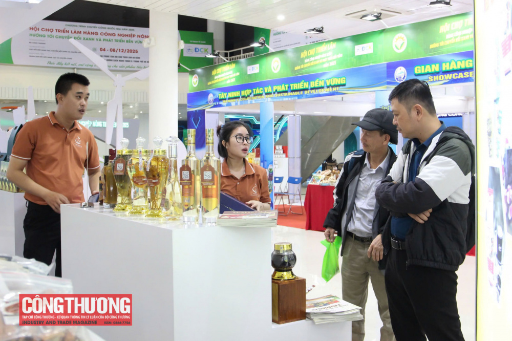 Thứ trưởng Nguyễn Hoàng Long tham quan các gian hàng sản phẩm xanh, thân thiện với môi trường