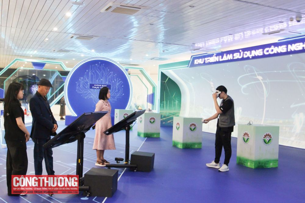 Thứ trưởng Nguyễn Hoàng Long tham quan các gian hàng sản phẩm xanh, thân thiện với môi trường