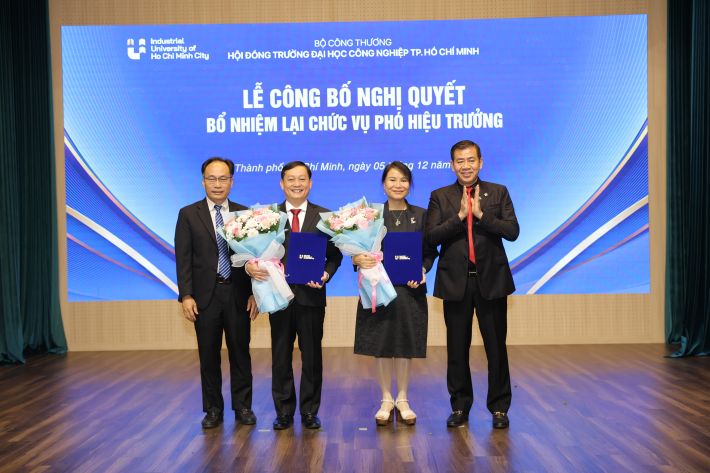 PGS.TS Phan Hồng Hải (bên phải) đã trao Nghị quyết bổ nhiệm; GS.TS Huỳnh Trung Hiếu tặng hoa chúc mừng hai Phó Hiệu trưởng tiếp tục đảm nhiệm trọng trách