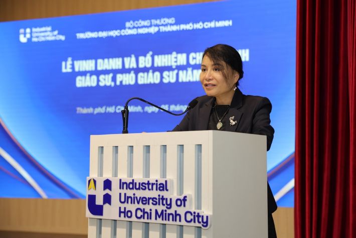 PGS.TS. Đàm Sao Mai - Phó Hiệu trưởng phát biểu tại buổi lễ