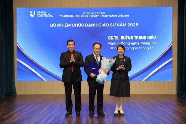 Ban Giám hiệu trao Quyết định cho 16 Giáo sư, Phó Giáo sư