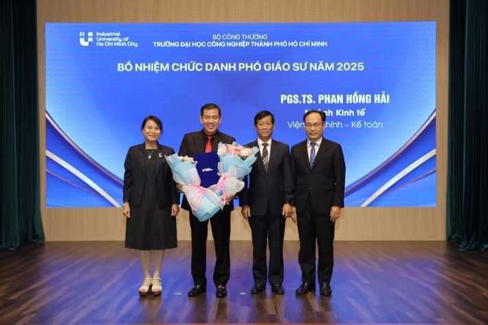 Ban Giám hiệu trao Quyết định cho 16 Giáo sư, Phó Giáo sư