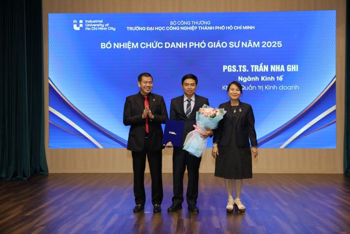 Ban Giám hiệu trao Quyết định cho 16 Giáo sư, Phó Giáo sư