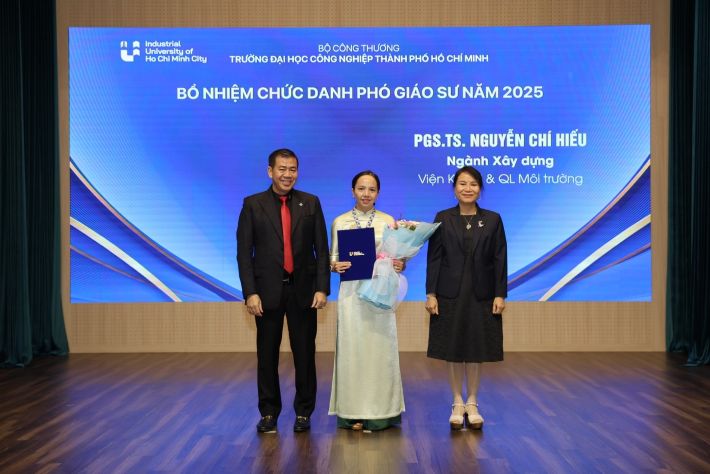 Ban Giám hiệu trao Quyết định cho 16 Giáo sư, Phó Giáo sư