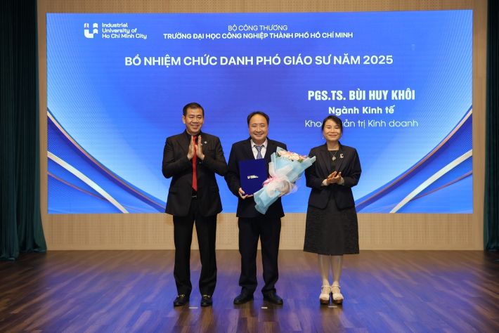 Ban Giám hiệu trao Quyết định cho 16 Giáo sư, Phó Giáo sư