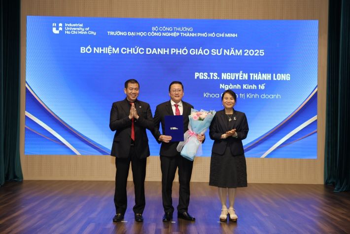 Ban Giám hiệu trao Quyết định cho 16 Giáo sư, Phó Giáo sư