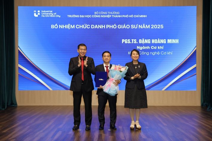 Ban Giám hiệu trao Quyết định cho 16 Giáo sư, Phó Giáo sư